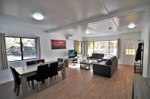 Espacio para trabajar con laptop, wifi gratis y ropa de cama 