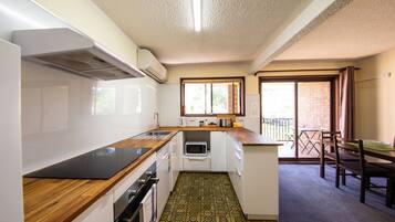 Departamento superior, 2 habitaciones | Cocina privada | Refrigerador, microondas, parrilla de estufa y cafetera y tetera