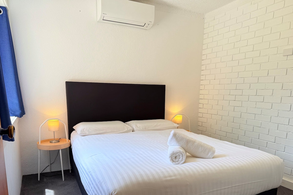Departamento superior, 2 habitaciones | Espacio para trabajar con laptop, wifi gratis y ropa de cama