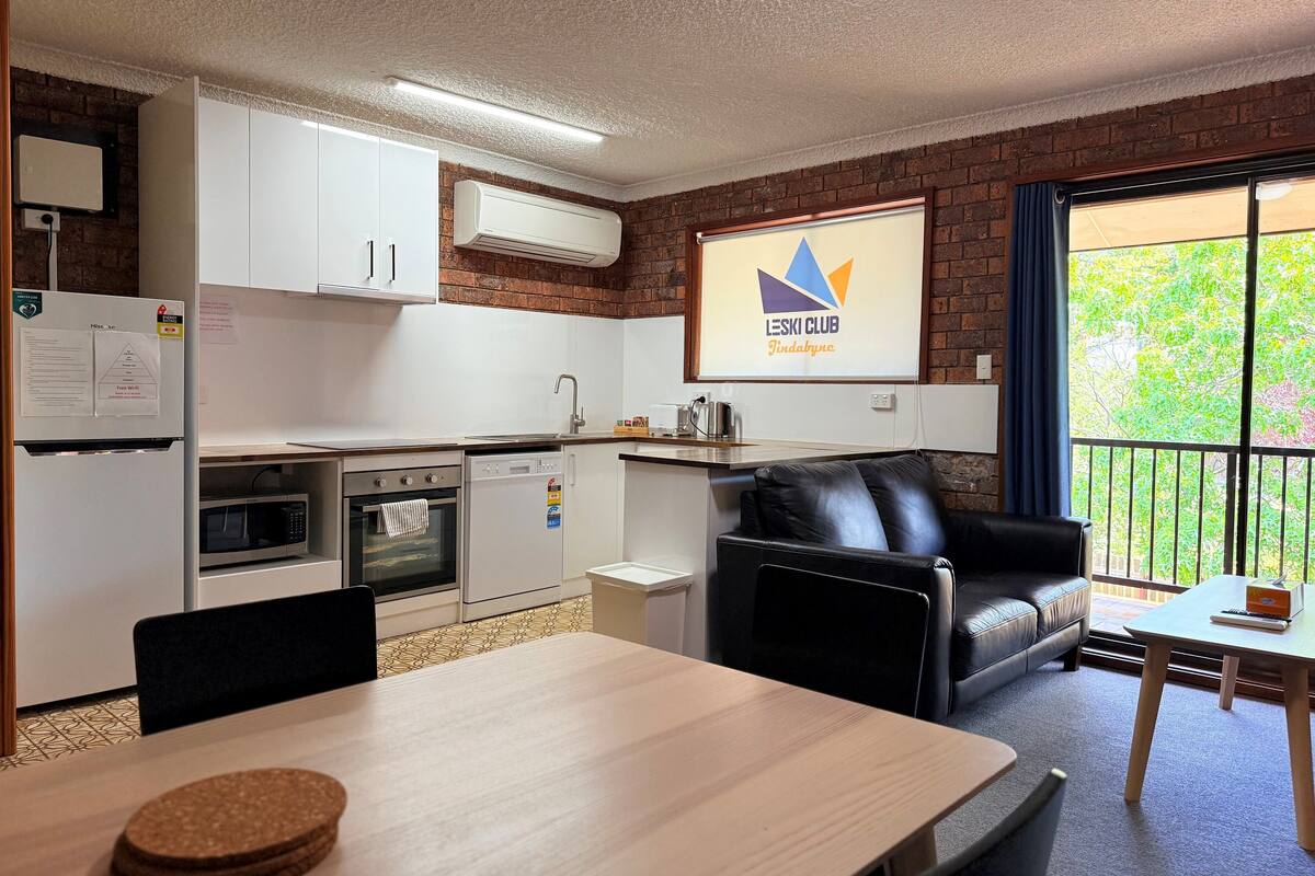Departamento Deluxe, 2 habitaciones | Cocina privada | Cafetera y tetera, refrigerador, microondas y parrilla de estufa