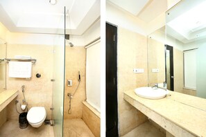 Deluxe Double or Twin Room | Bathroom | Free toiletries, hair dryer, towels