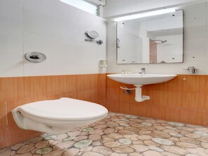 Double or Twin Room | Bathroom - Capital O 42226 Pine Tree Signature (Chennai)