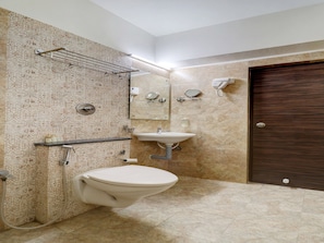 Une salle de bain avec des toilettes, un lavabo et une douche.