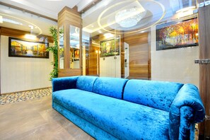 Lobby sitting area - Capital O 43988 Makhan Residency (Amritsar)