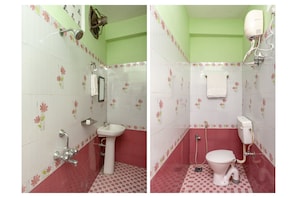 Doppel- oder Zweibettzimmer | Badezimmer | Kostenlose Toilettenartikel, Handtücher