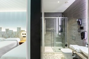 Firemannsrom | Bad | Dusj, regndusjhode, toalettartikler (inkludert) og håndklær