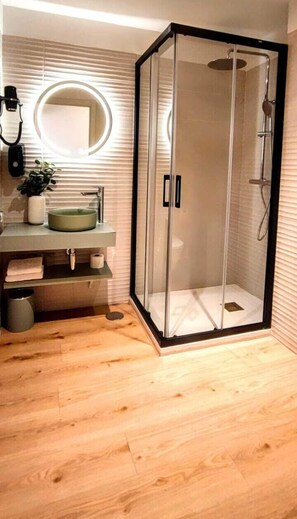 Deluxe Double Room | Bathroom | Shower, rainfall showerhead, free toiletries, towels - Hostal Antón Martín (Madrid)
