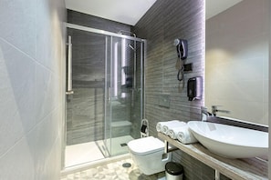 Habitación cuádruple | Baño | Regadera, regadera tipo lluvia, amenidades de baño gratuitas, toallas