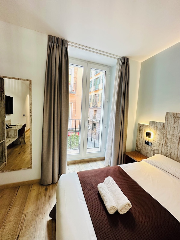 Habitación doble Deluxe | Edredón, caja de seguridad en la habitación y escritorio