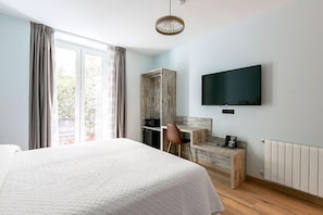 Double Room | Down comforters, in-room safe, desk, soundproofing - Hostal Antón Martín (Madrid)