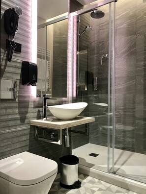 Triple Room | Bathroom | Shower, rainfall showerhead, free toiletries, towels - Hostal Antón Martín (Madrid)