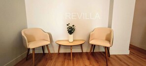 Dobbeltrom – deluxe | Oppholdsområde | Smart-TV