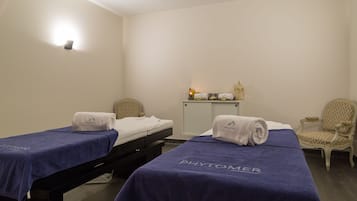 Parihoitohuone(ita), sauna, höyrysauna, vartalohoitoja