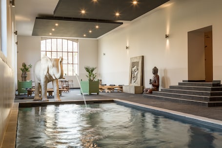 Indoor pool, sun loungers