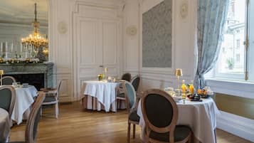 Desayuno completo diario (EUR 19 por persona)