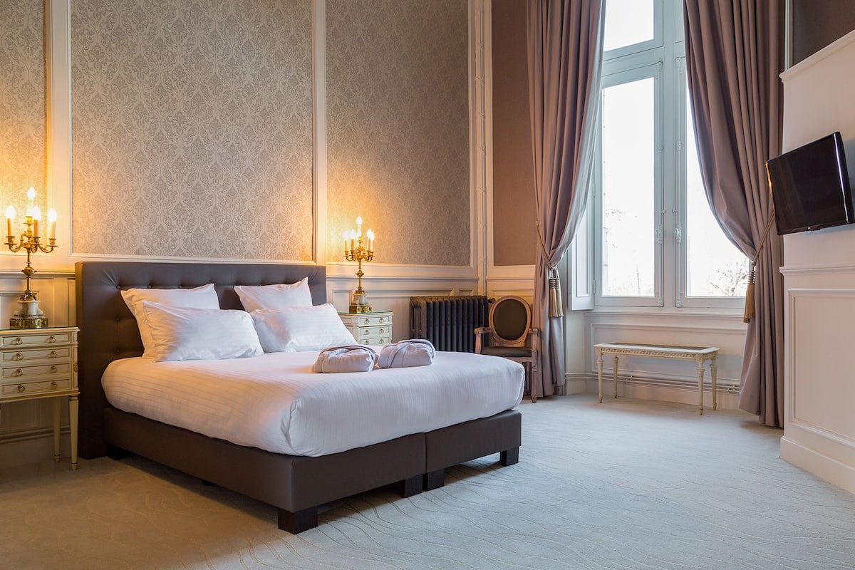 Family Room | Premium bedding, desk, soundproofing, iron/ironing board (on request)