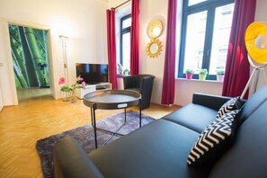 Comfort Apartment | Living area | 40-inch flat-screen TV with cable channels, TV - City Residences Koblenz (Koblenz)