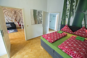 Comfort-huoneisto | Yksilöllisesti sisustettu, yksilöllisesti kalustettu, työpöytä