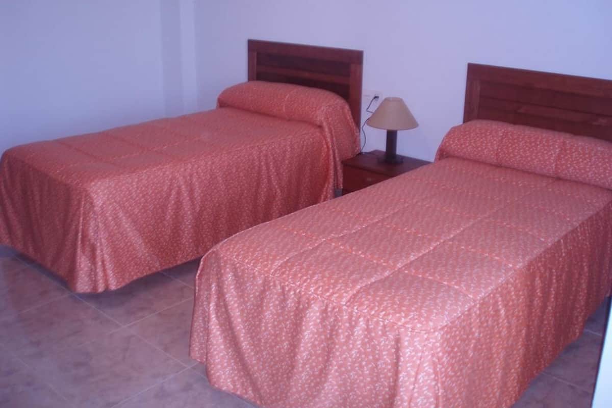 Twin Room | Cribs/infant beds, rollaway beds, bed sheets