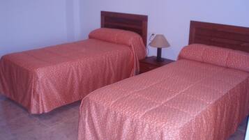 Twin Room | Cribs/infant beds, rollaway beds, bed sheets