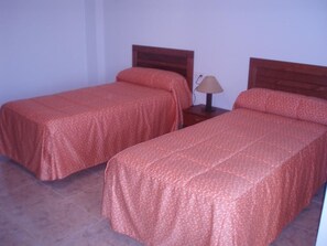Habitación con 2 camas individuales | Cunas (de pago), camas supletorias, ropa de cama