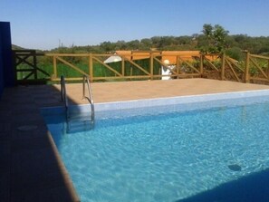 Una piscina al aire libre de temporada
