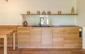 Réfrigérateur, micro-ondes, plaque de cuisson, lave-vaisselle