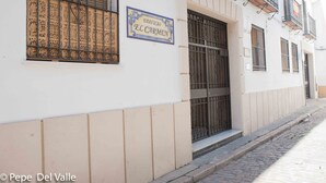 Un immeuble sur lequel on peut lire l’inscription « EDIFICIO EL CARMEN ».