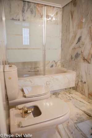 Double Room, Shared Bathroom | Bathroom | Hair dryer, towels, soap, shampoo - Los patios El Carmen (Córdoba)