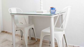 Chambre avec lits jumeaux, salle de bains commune | Bureau, lits bébé (gratuits), lits pliants/supplémentaires