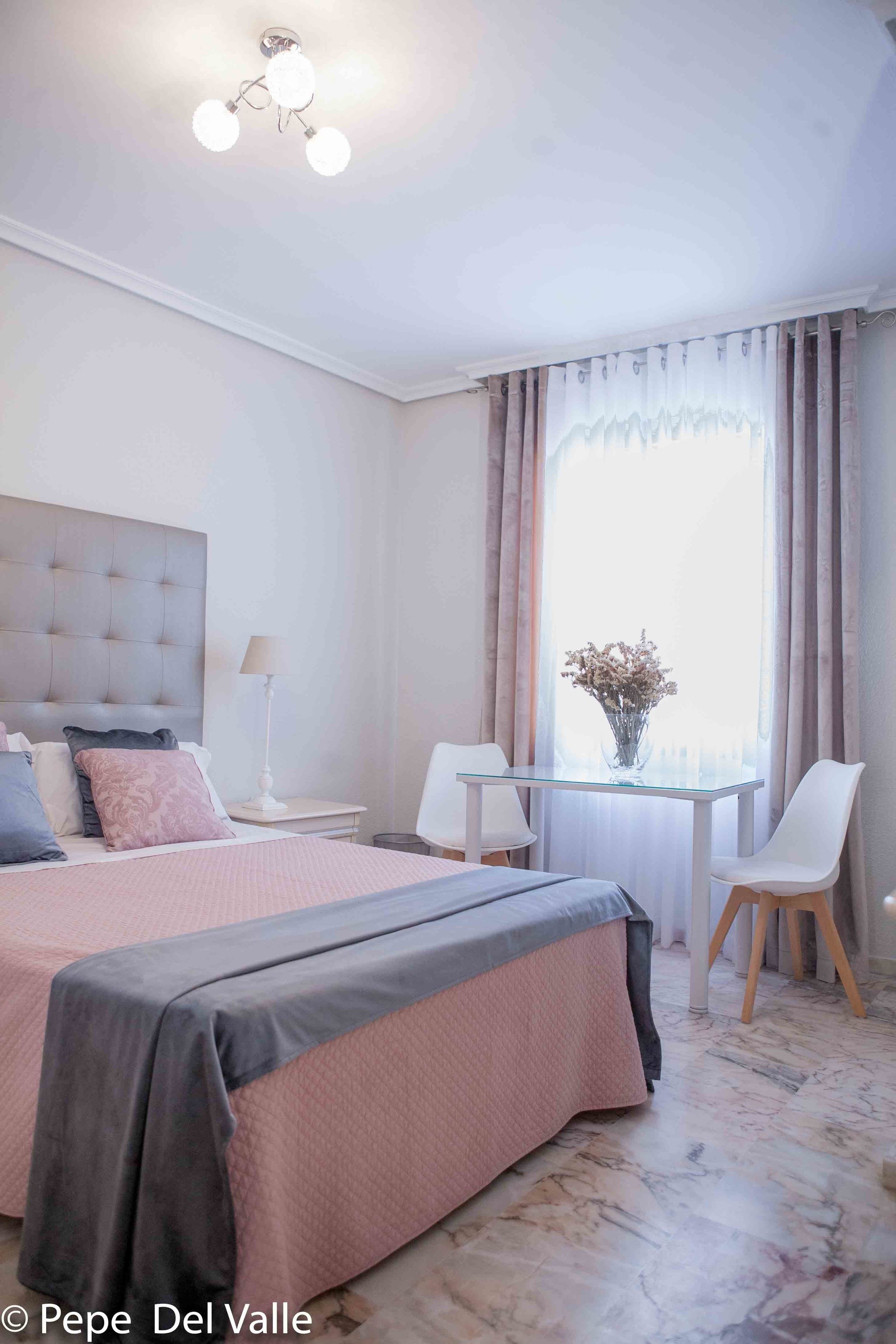 Bureau, lits bébé (gratuits), lits pliants/supplémentaires