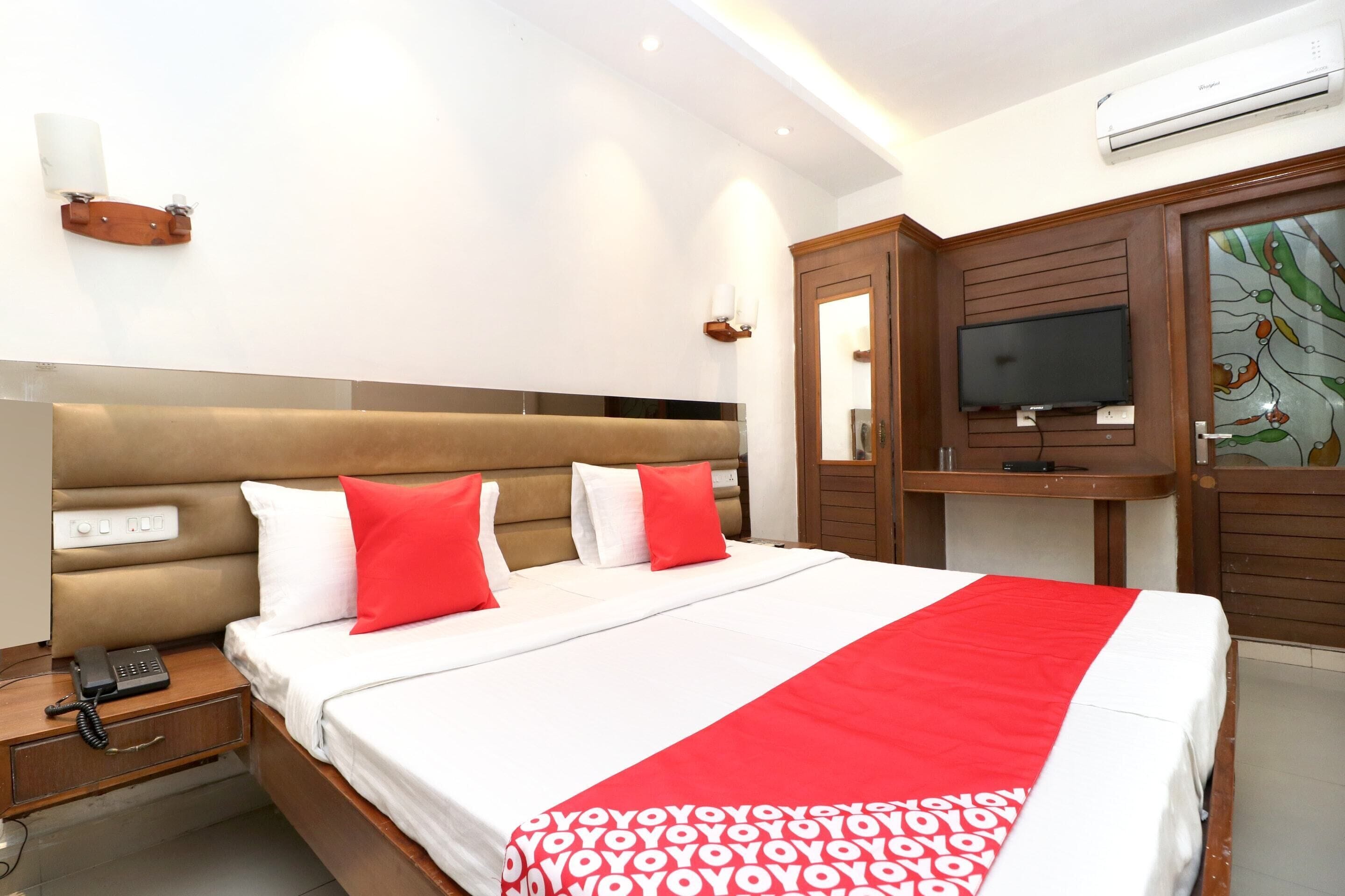 مساحة عمل للكمبيوتر المحمول وملاءات أسرّة