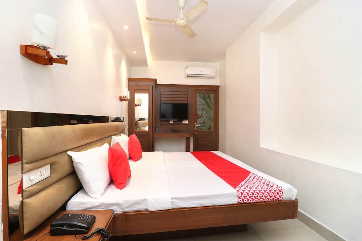 Double Room | Laptop workspace, bed sheets