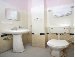 Habitación con 1 cama matrimonial o 2 individuales | Baño | Amenidades de baño gratuitas y toallas