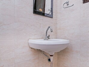 Habitación con 1 cama matrimonial o 2 individuales | Baño | Amenidades de baño gratuitas y toallas