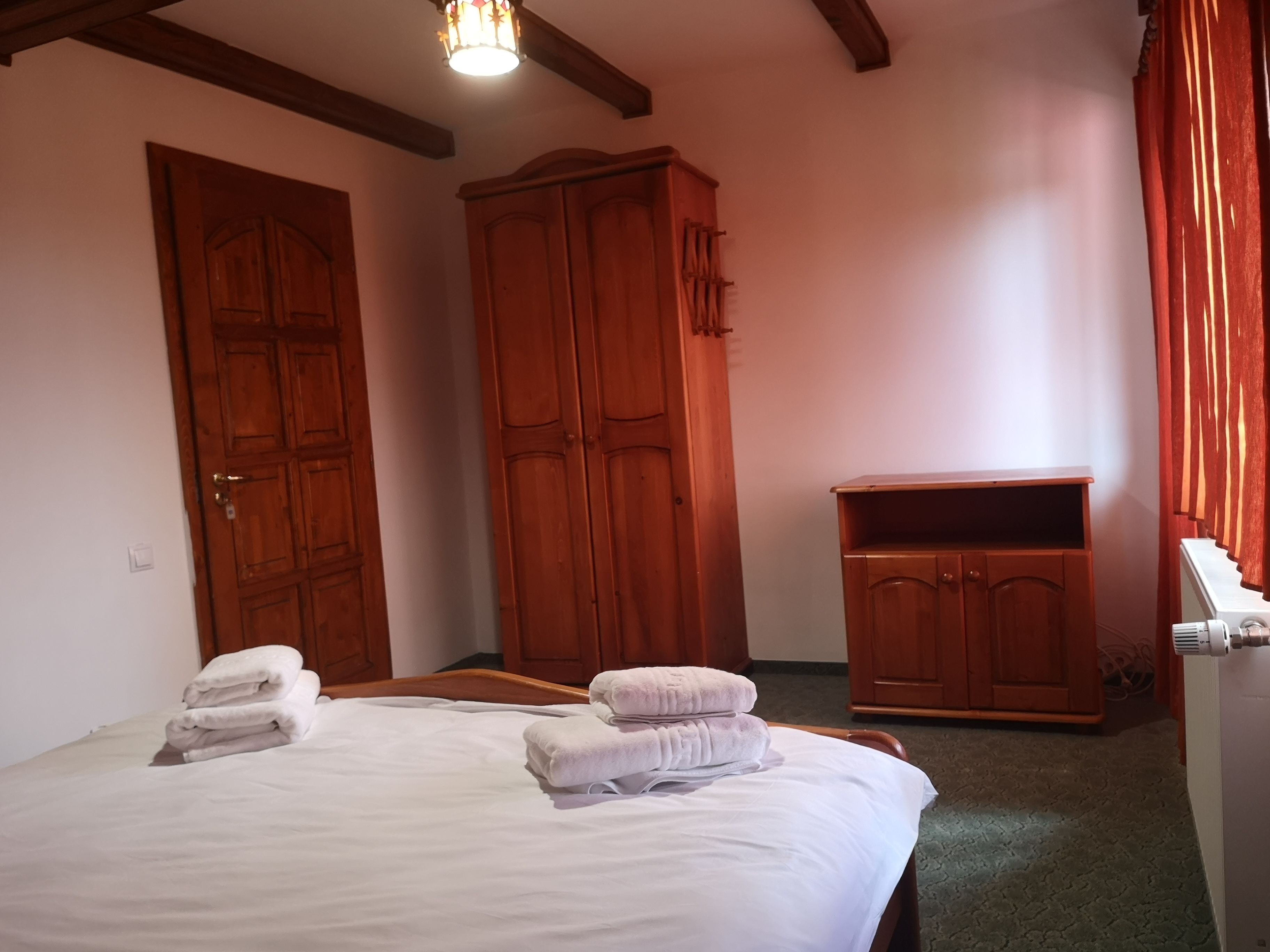 8 bedrooms, iron/ironing board, bed sheets