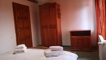 8 bedrooms, iron/ironing board, bed sheets