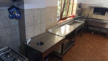 House | Private kitchen | Full-sized fridge, microwave, oven, stovetop