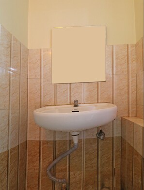 Habitación con 1 cama matrimonial o 2 individuales | Baño | Amenidades de baño gratuitas y toallas