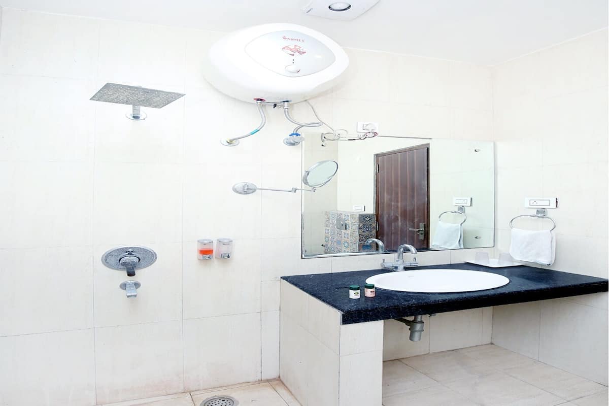 free toiletries, towels