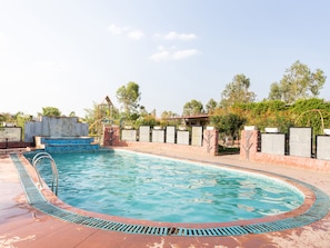Swim-up bar