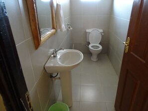 Dusj, regndusjhode, toalettartikler (inkludert) og tøfler