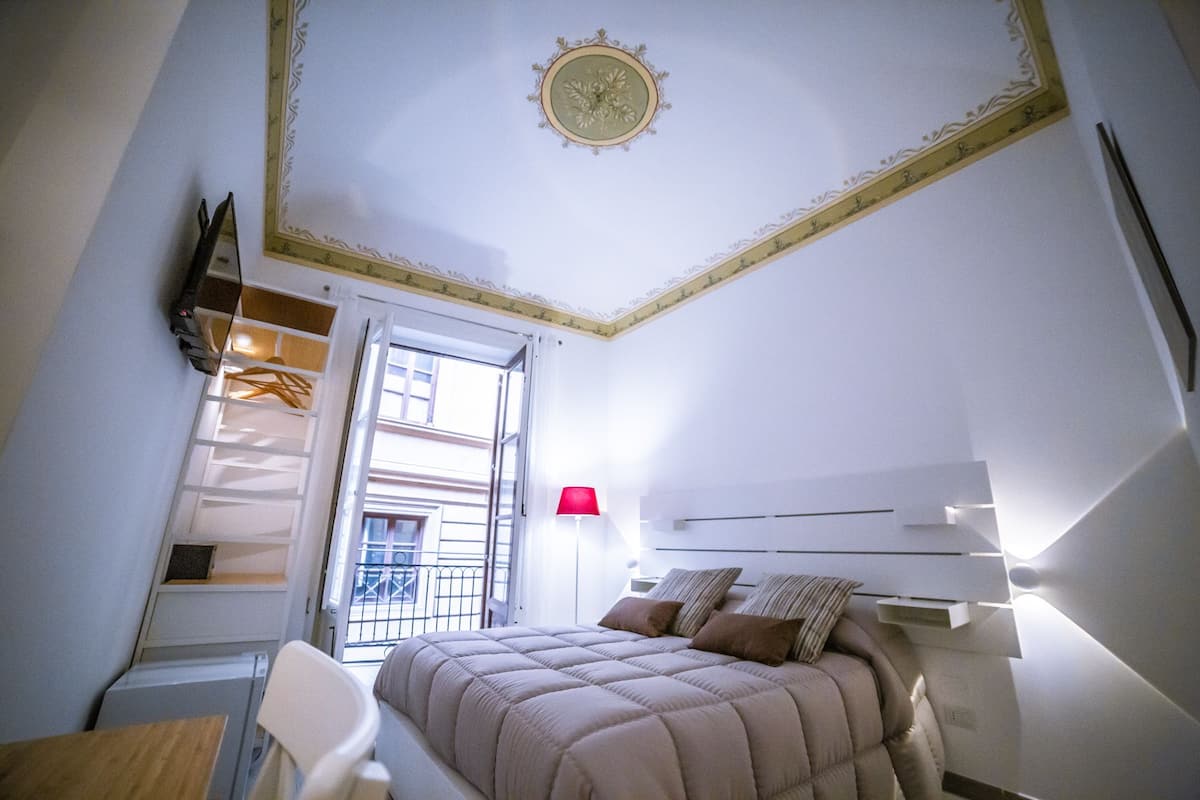 1 habitación, caja de seguridad en la habitación y muebles diferentes