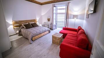 Zimmersafe, individuell eingerichtet, Schreibtisch