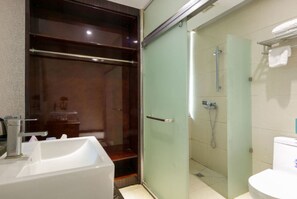 經濟大床房 (僅適用中賓) | 浴室 | 淋浴設備、免費梳洗用品、拖鞋