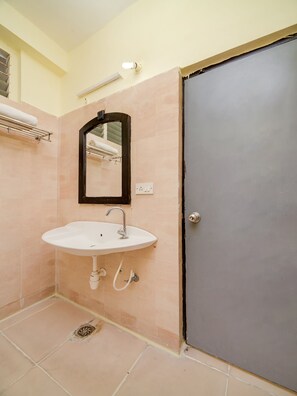Double or Twin Room | Bathroom | Free toiletries, towels