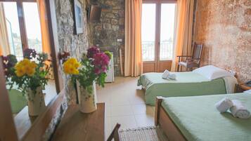Triple Room | In-room safe, soundproofing, free cots/infant beds, free WiFi