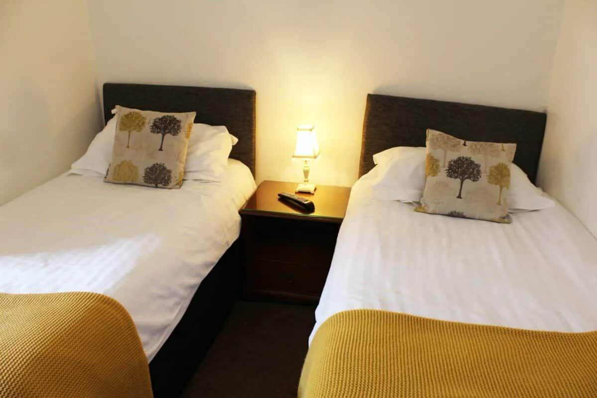 Habitación con 2 camas individuales | Decoración personalizada, muebles diferentes y escritorio