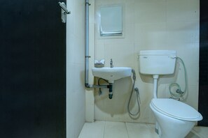 Phòng đôi hoặc 2 giường đơn | Phòng tắm | Đồ dùng nhà tắm miễn phí, khăn tắm 