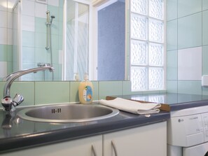 Căn hộ | Phòng tắm | Buồng tắm vòi sen, đồ dùng nhà tắm miễn phí, máy sấy tóc, khăn tắm 